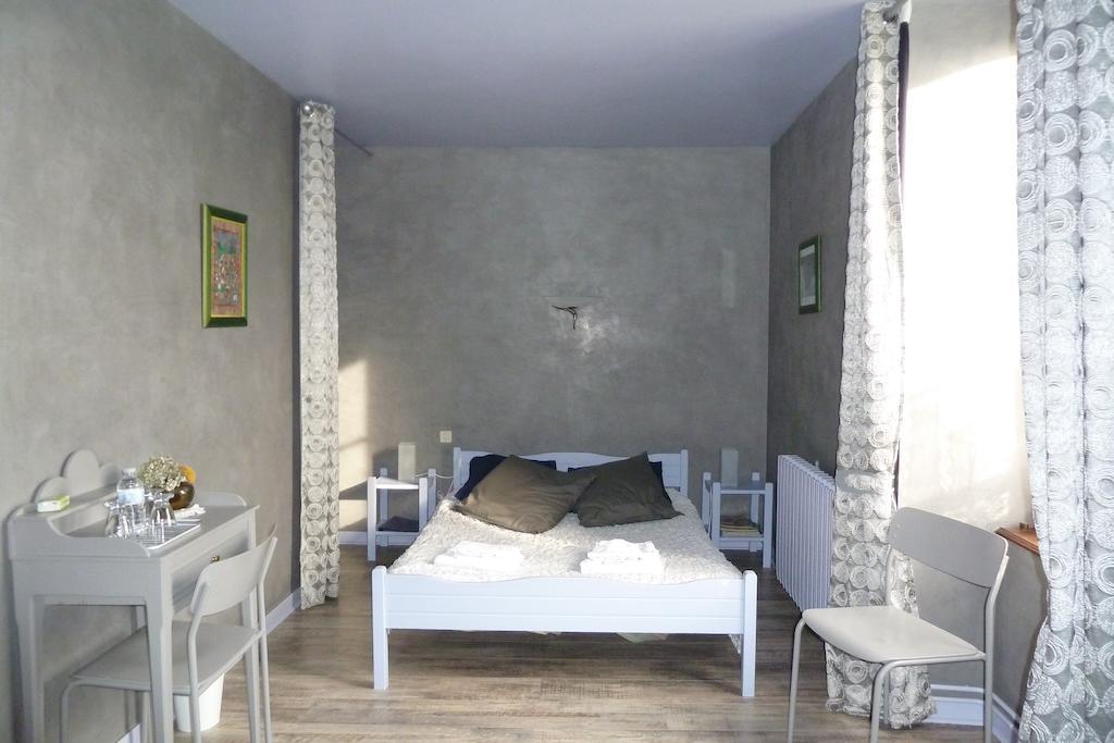 B&B L'Atelier Du Presbytere Saint-Maugan Oda fotoğraf