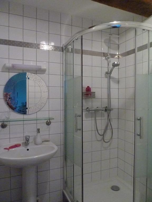 B&B L'Atelier Du Presbytere Saint-Maugan Oda fotoğraf